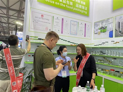 Promosi Di Pameran SIAL Dengan Wadah Plastik